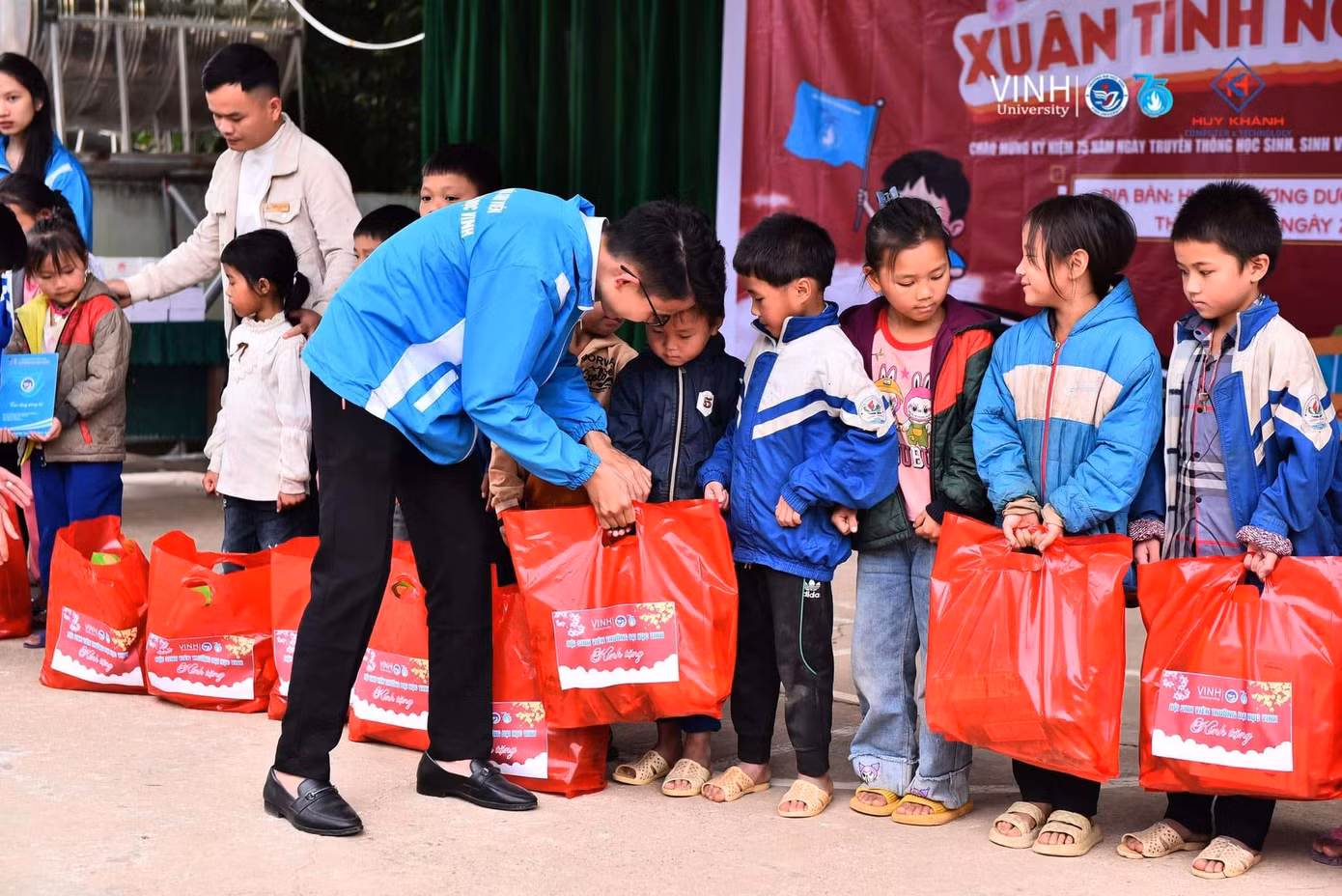 “Cái vui nhất là được thấy nụ cười của các em nhỏ, ánh mắt hài lòng của người dân khi nhận được món quà. Mình nhận ra rằng, mỗi nỗ lực, dù nhỏ bé, đều là một cách gieo hy vọng và mang lại điều tốt đẹp cho cuộc sống.”