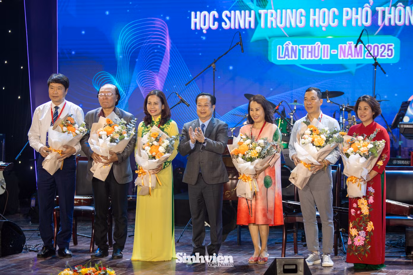 Giám đốc Sở GD&amp;ĐT Hà Nội tặng hoa các thành viên Ban Giám khảo cuộc thi.