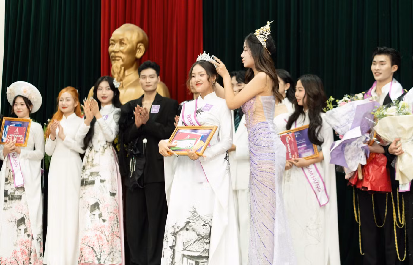 Giây phút nữ sinh Học viện Âm nhạc Quốc gia Việt Nam đăng quang Hoa khôi “Tài sắc Sinh viên Văn hóa Nghệ thuật”.