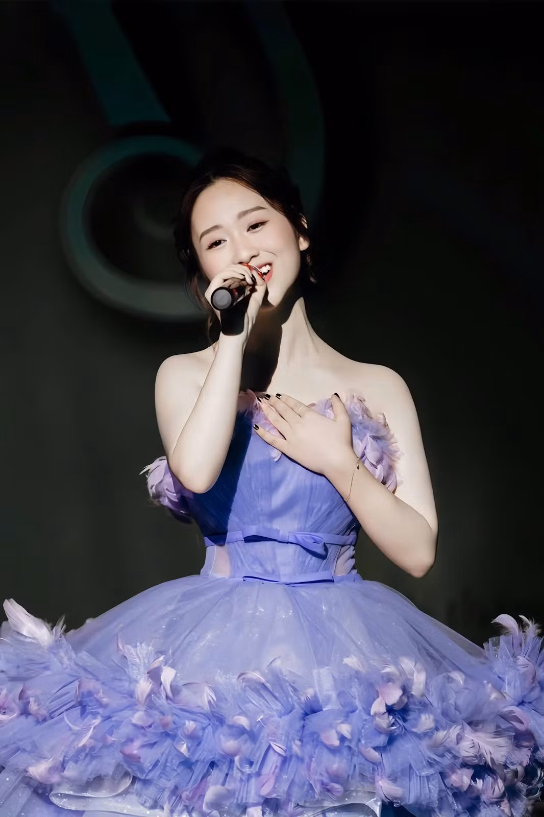 Nụ cười toả sáng của Yến Nhi khi được đứng trên sân khấu.