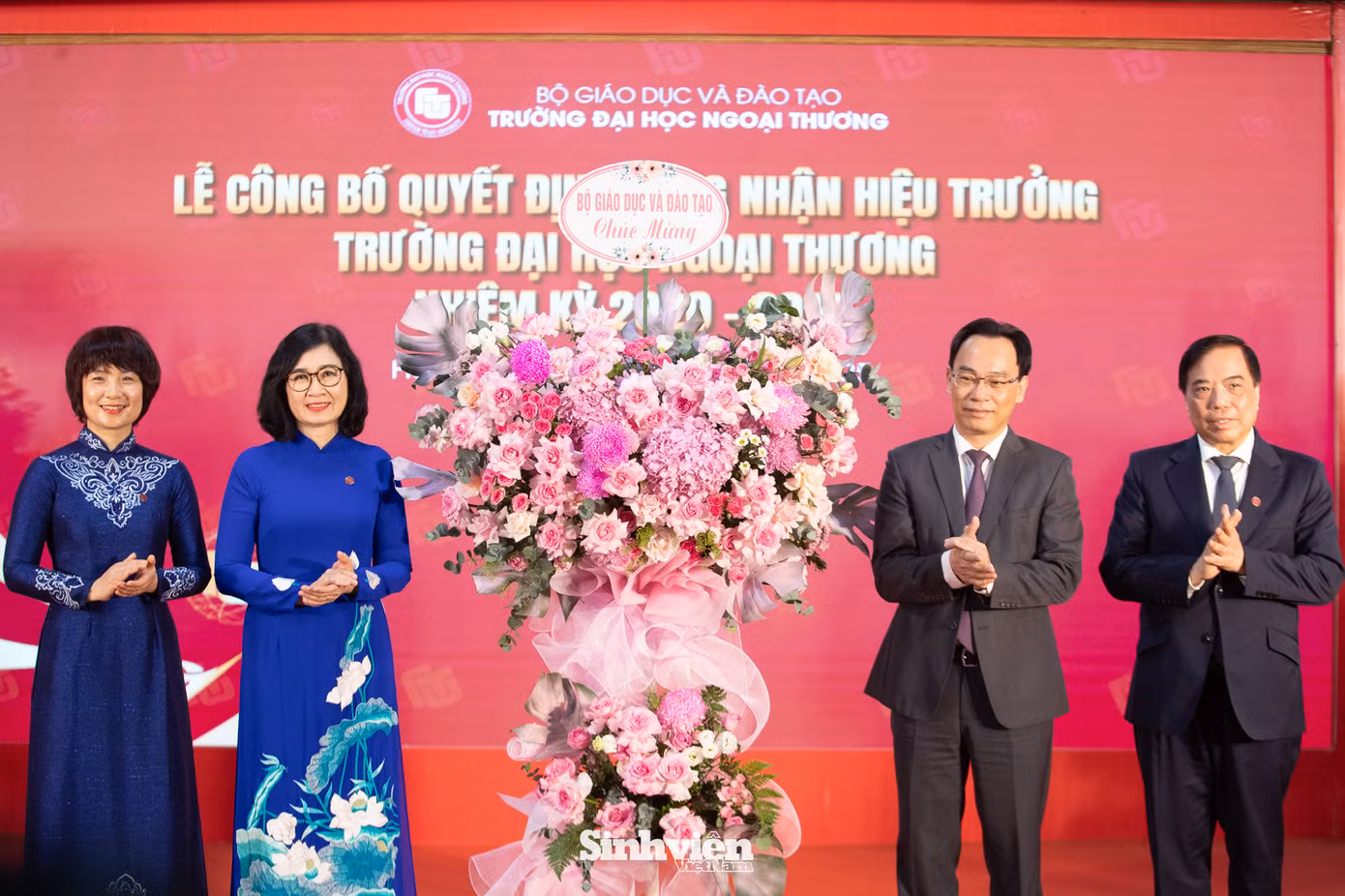 Cũng tại buổi lễ, thay mặt lãnh đạo Bộ GD&amp;ĐT, thứ trưởng ghi nhận và biểu dương những đóng góp xuất sắc của PGS, TS Bùi Anh Tuấn - Nguyên Hiệu trưởng đối với Trường Đại học Ngoại thương nói riêng và giáo dục đại học nói chung trong suốt thời gian qua. Thứ trưởng Hoàng Minh Sơn cũng bày tỏ kỳ vọng rằng với bề dày kinh nghiệm công tác, trong thời gian tới, PGS, TS Bùi Anh Tuấn sẽ tiếp tục có nhiều đóng góp về trí tuệ và kinh nghiệm của mình cho sự phát triển của Trường Đại học Ngoại thương, cũng như Ngành giáo dục.