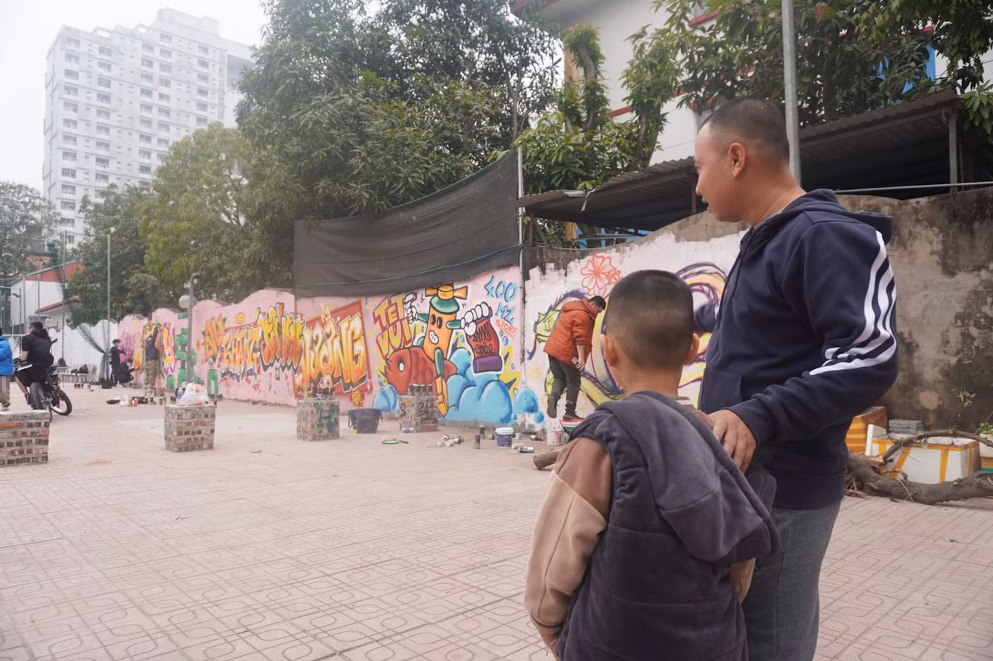 "Thật đẹp và ý nghĩa! Đây là cách nghệ thuật làm đẹp cuộc sống và lan tỏa giá trị văn hóa", một cư dân nhận xét về tác phẩm graffiti mới.