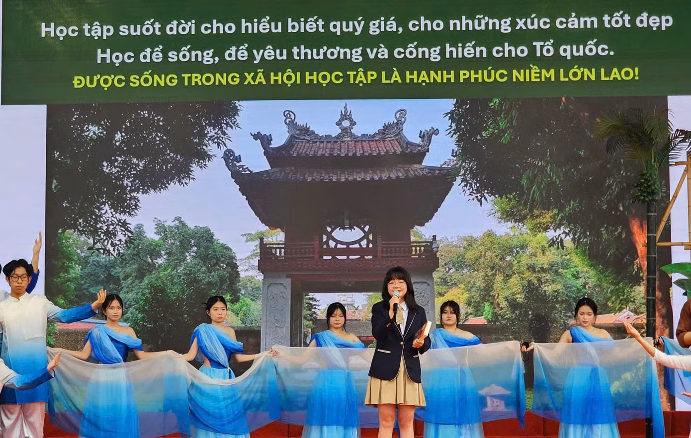 Học sinh trường THPT Phan Huy Chú tiếp nối thông điệp học tập suốt đời. (Ảnh: Hồng Hoa)
