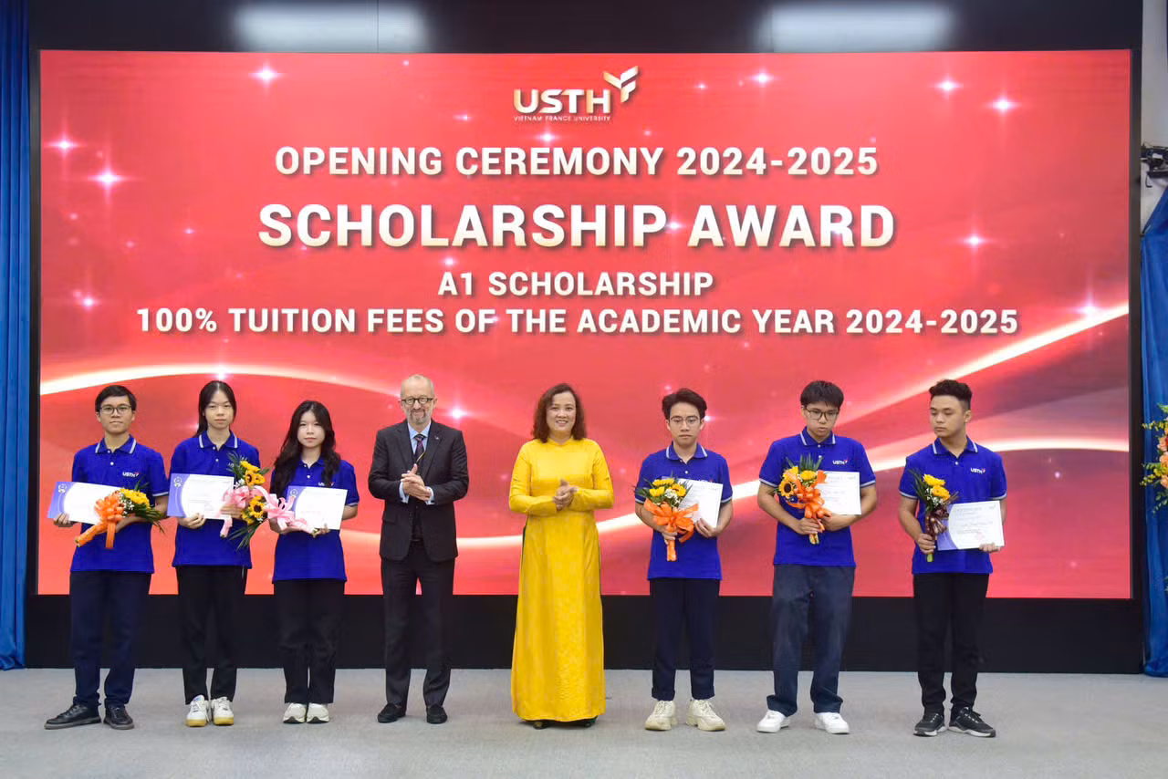 Giáo sư, Tiến sĩ Đinh Thị Mai Thanh trao học bổng cho sinh viên USTH.