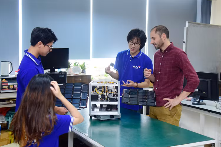 Sinh viên USTH trong giờ thực hành.
