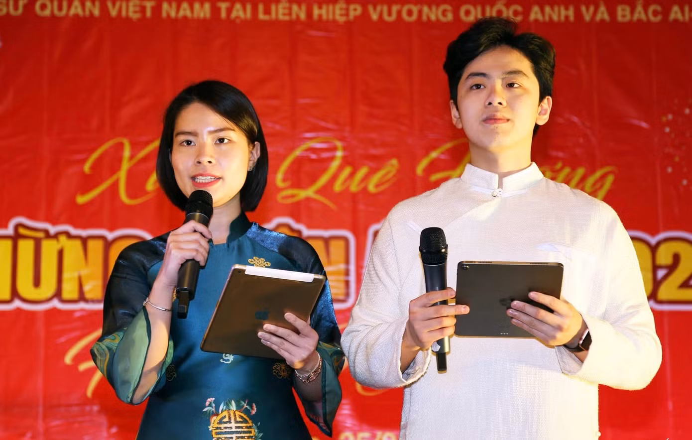 Thành Hưng đảm nhận vai trò MC trong sự kiện “Xuân Quê Hương - Mừng Xuân Ất Tỵ 2025”, một chương trình ý nghĩa của cộng đồng người Việt tại Anh.