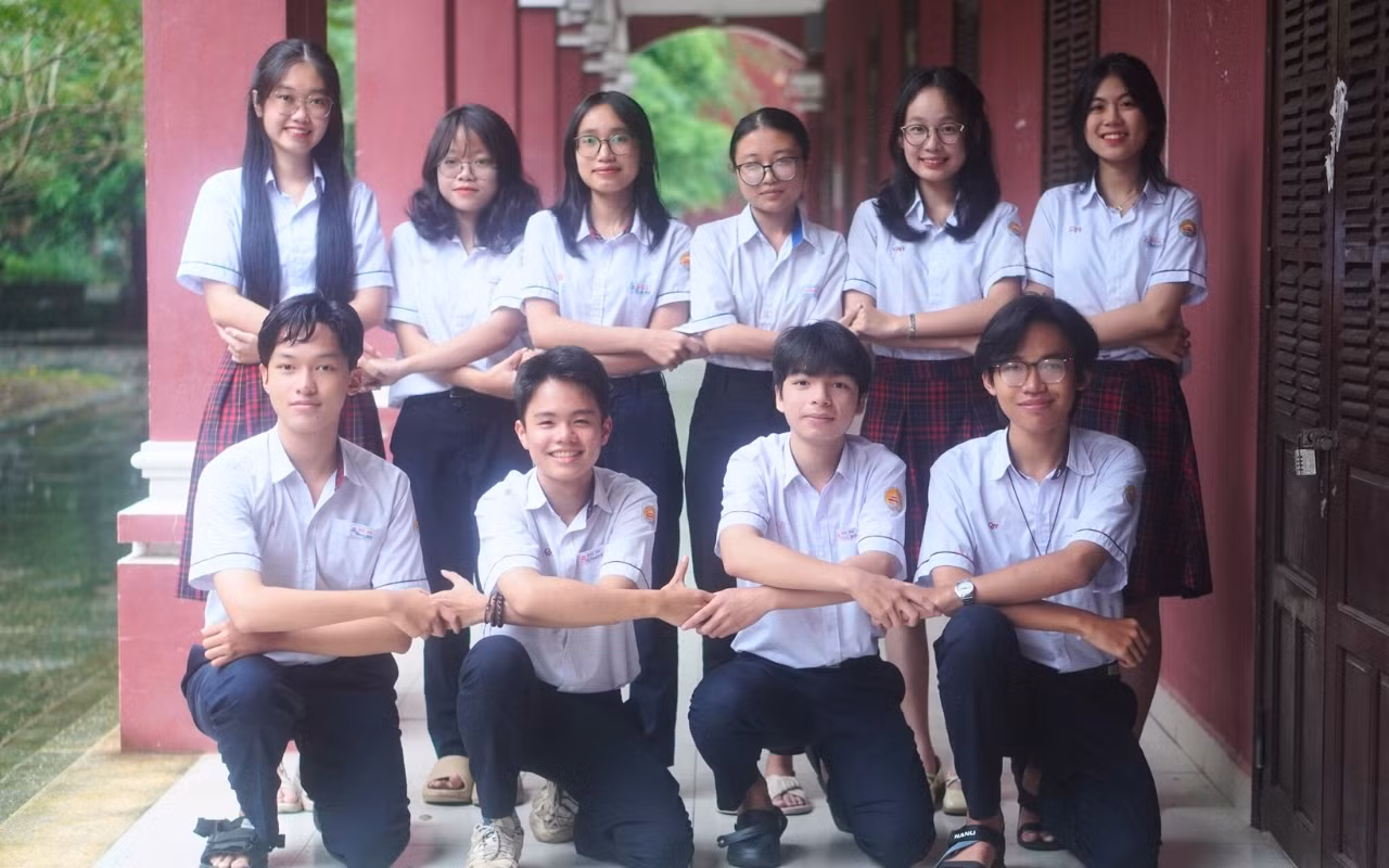 Hoài Phương (hàng sau, thứ 2 từ phải sang) và các bạn đội tuyển thi học sinh giỏi quốc gia năm học 2024 - 2025 của tỉnh Thừa Thiên - Huế.