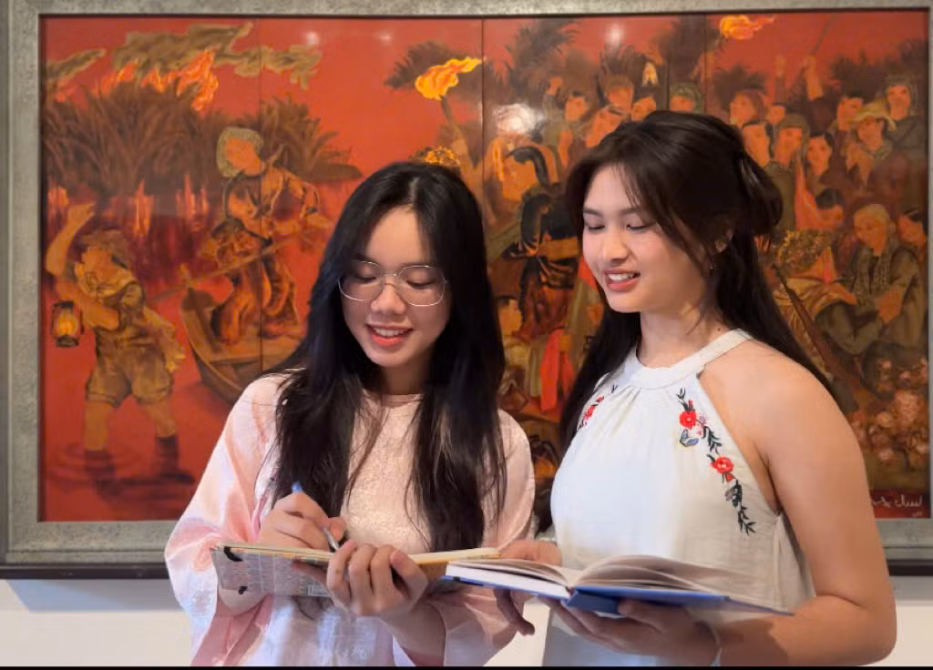 Phương Linh (bên trái) và bạn thường xuyên có những buổi gặp gỡ để trao đổi về phương pháp học tập, nghỉ ngơi hiệu quả trong Tết Nguyên đán 2025.