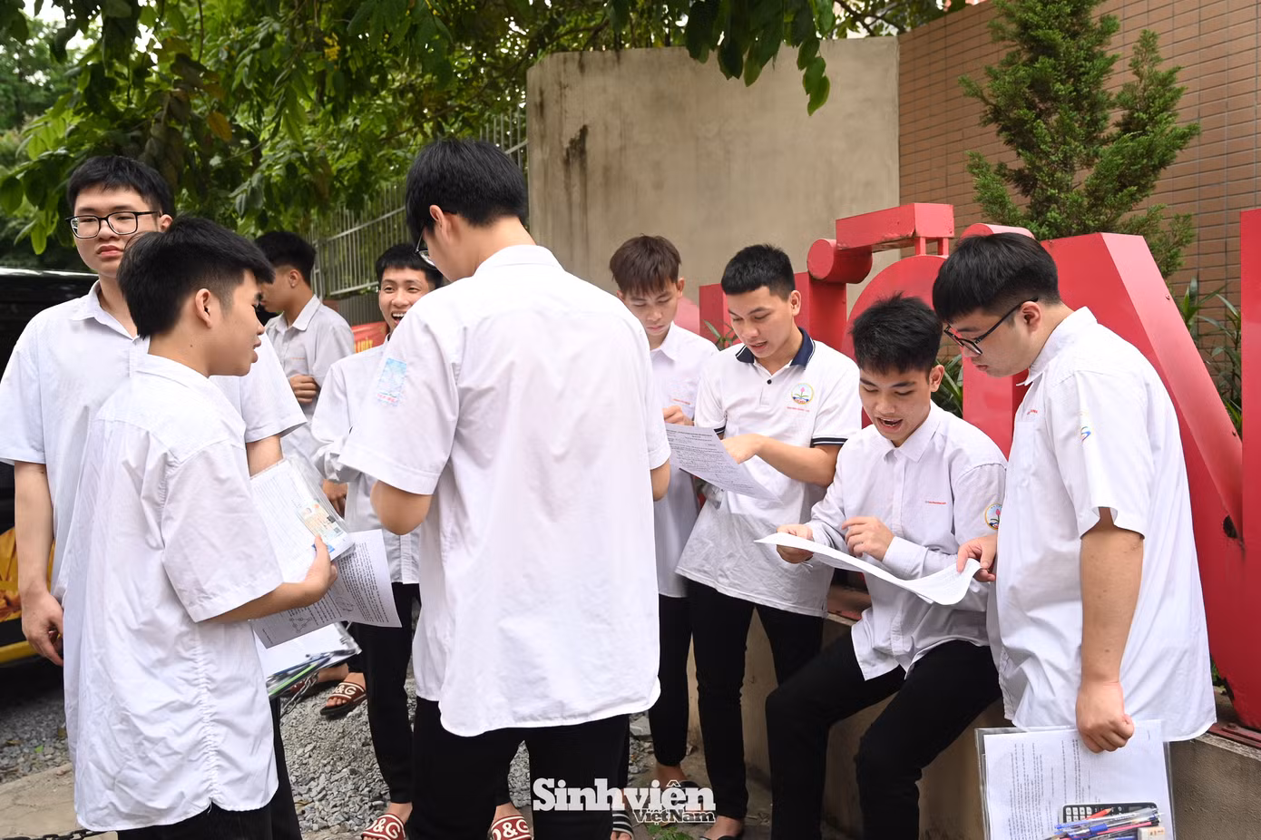 Tại điểm thi Trường THPT Mỹ Đình, các sĩ tử chưa vội về mà ở lại trao đổi bài. "Em thấy đây là một đề thi phân hoá rất cao. Đặc biệt là 2 câu trả lời ngắn ở phần 3 sẽ quyết định điểm 9, 10", Phúc Nguyên (học sinh trường THPT Mỹ Đình) chia sẻ. "Nhiều bạn trong phòng em phải bỏ trống mấy câu cuối vì không đủ thời gian để đọc hiểu và tư duy". Một số thí sinh tại điểm thi THPT Mỹ Đình còn cho rằng, độ khó của đề thi năm nay có thể được xếp vào hàng "lịch sử" của các kỳ thi tốt nghiệp. Việc không thể "khoanh bừa" ở các câu hỏi khó như dạng thức trắc nghiệm hoàn toàn của các năm trước khiến các sĩ tử mất đi cơ hội "ăn may" điểm số.