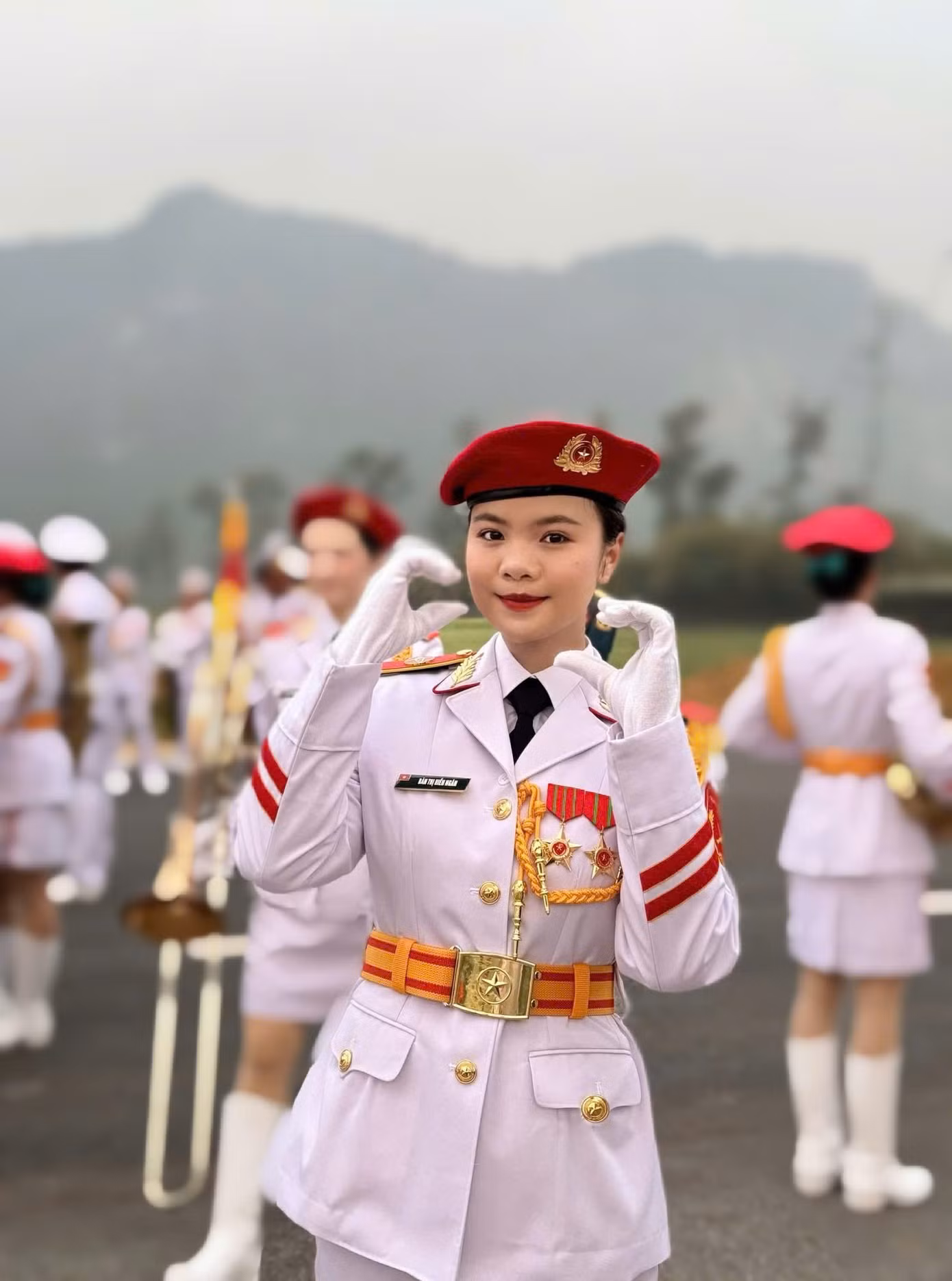 Những cái vẫy tay chào đón của người dân là lời động viên quý giá nhất đối với người lính như Hiền Ngân.