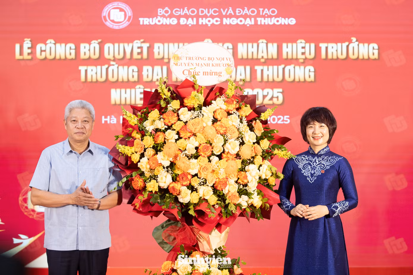 Các lãnh đạo cấp trên và tập thể lãnh đạo Nhà trường tặng hoa chúc mừng tân hiệu trưởng.