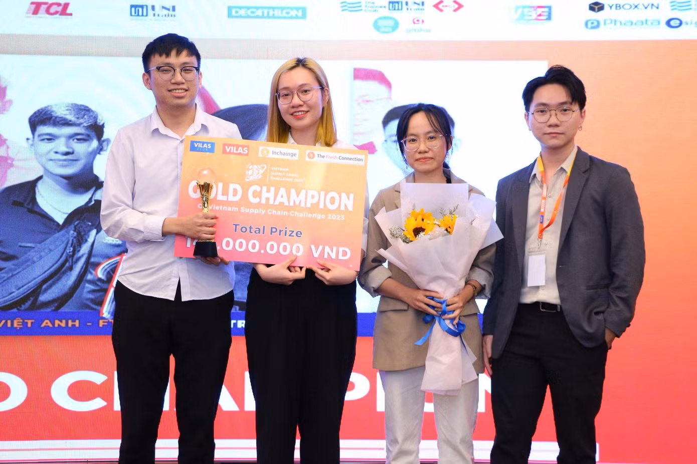 Khi trái ngọt đến ở năm cuối, Bình đã sẵn sàng: ba cuộc thi lớn, trong đó có một cuộc thi quốc tế, là phần thưởng cho sự kiên trì.
