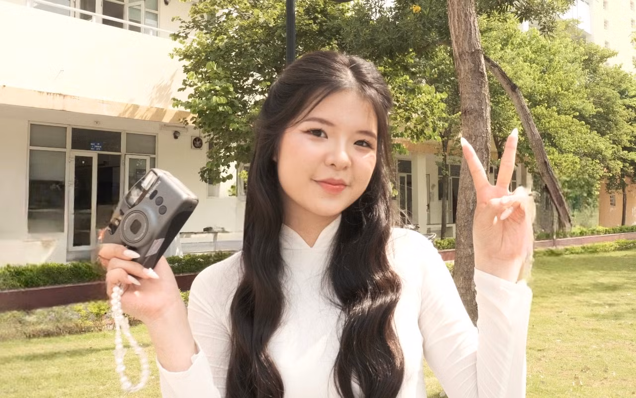 Huyền Thương tại khuôn viên trường THPT chuyên Trần Phú.