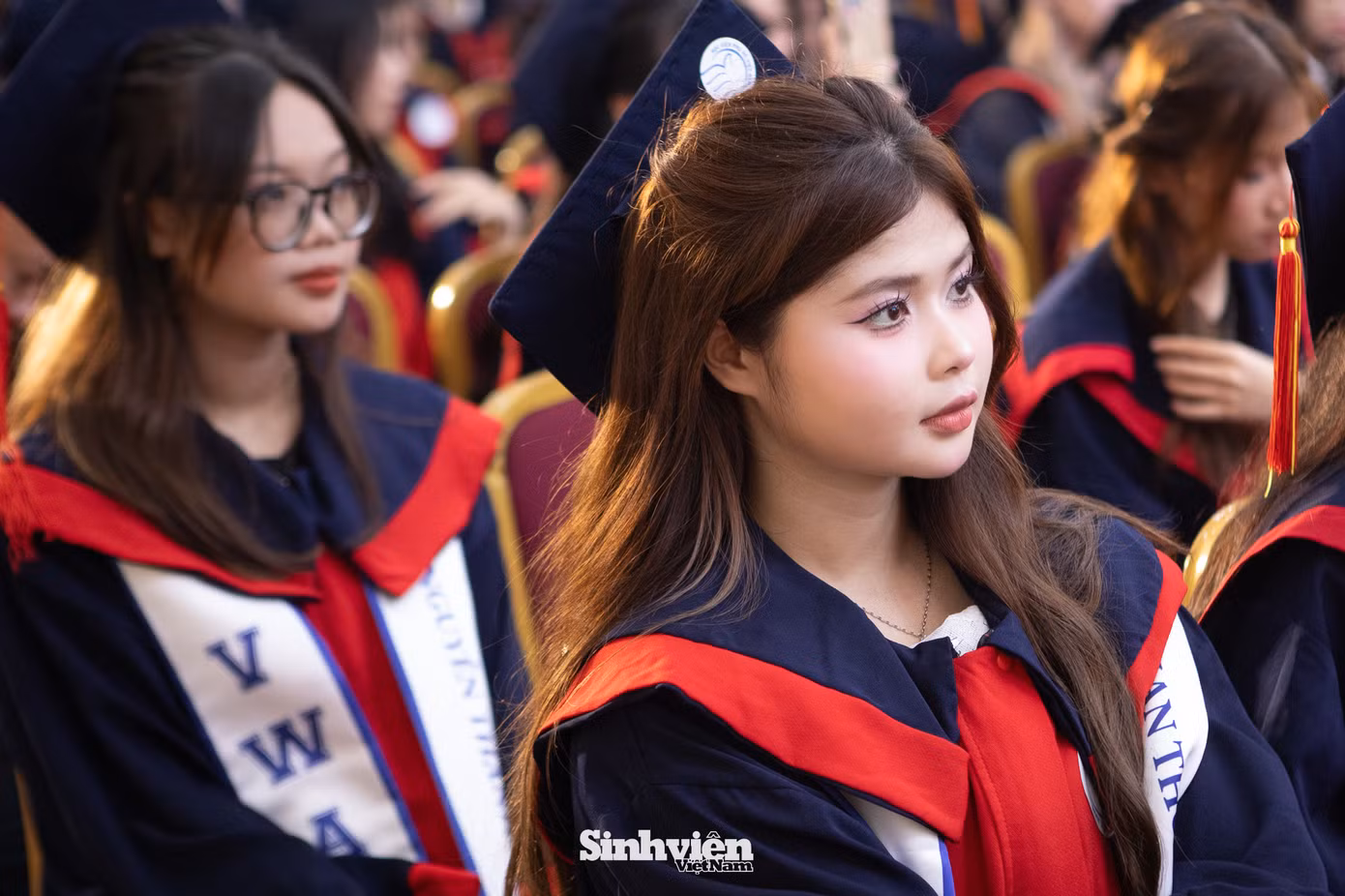 Tân cử nhân Học viện Phụ nữ Việt Nam rạng rỡ trong ngày tốt nghiệp.