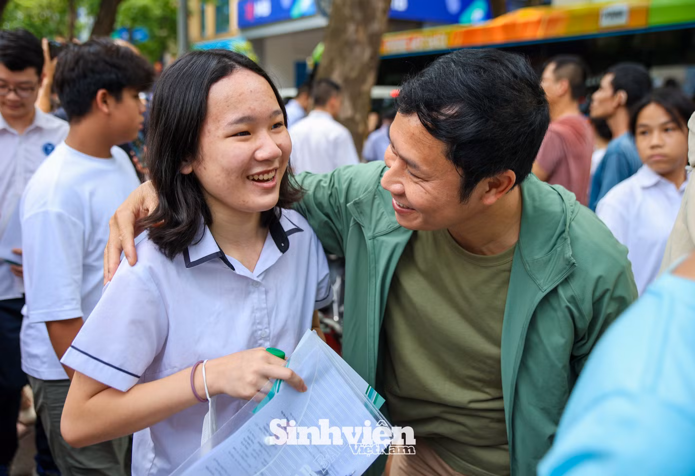 Phụ huynh động viên sĩ tử sau môn thi đầu tiên, ghi nhận tại điểm thi Trường THPT Phan Đình Phùng.
