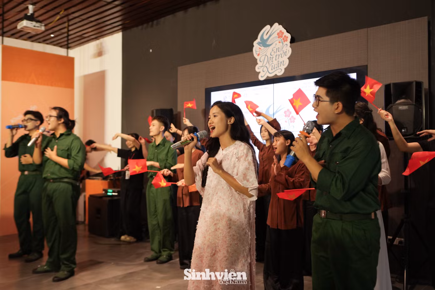 Các tiết mục biểu diễn được dàn dựng công phu xoay quanh những tác phẩm nổi bật của nhạc sĩ Văn Cao như Làng tôi, Ngày mùa, Tiến về Hà Nộivà Mùa xuân đầu tiên, mang đến không gian nghệ thuật kết hợp giữa truyền thống và hơi thở đương đại.