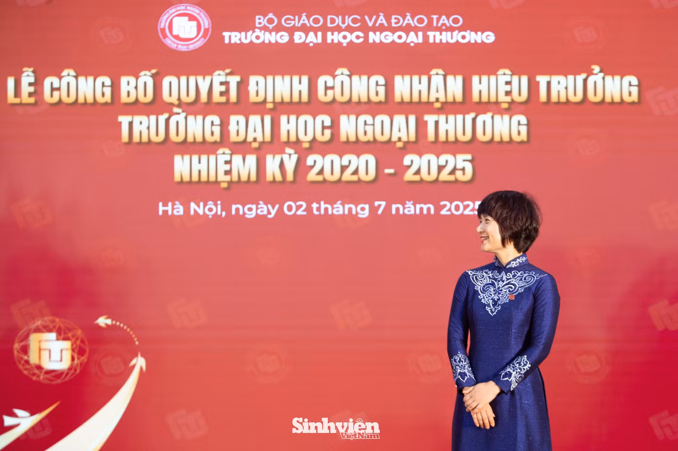 Tân Hiệu trưởng Trường Đại học Ngoại thương rạng rỡ trong ngày nhận chức.
