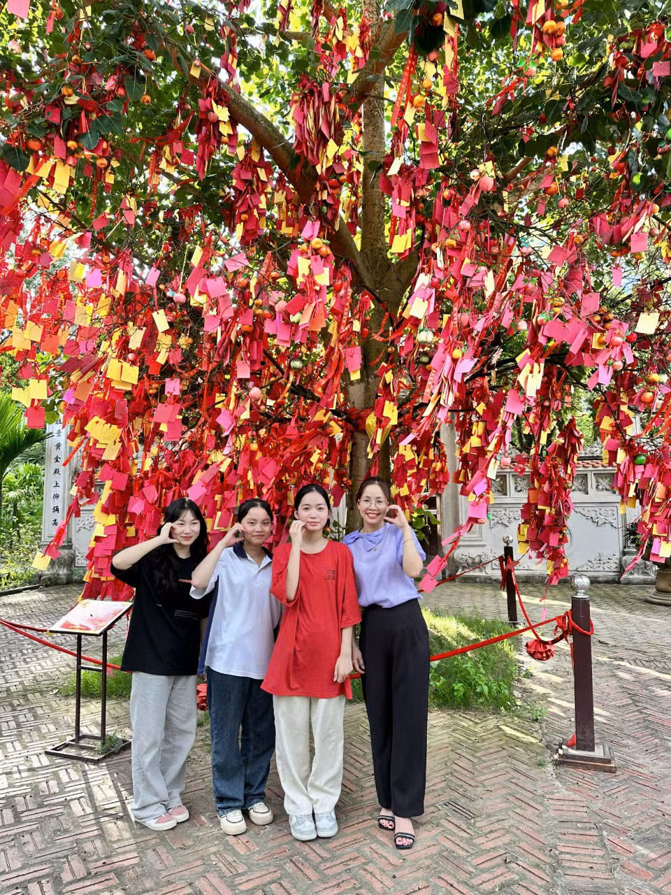 Đỗ Thị Thanh Tâm cùng cô Lương Thị Như Hoa và các bạn đội tuyển thăm Văn Miếu Quốc Tử Giám.