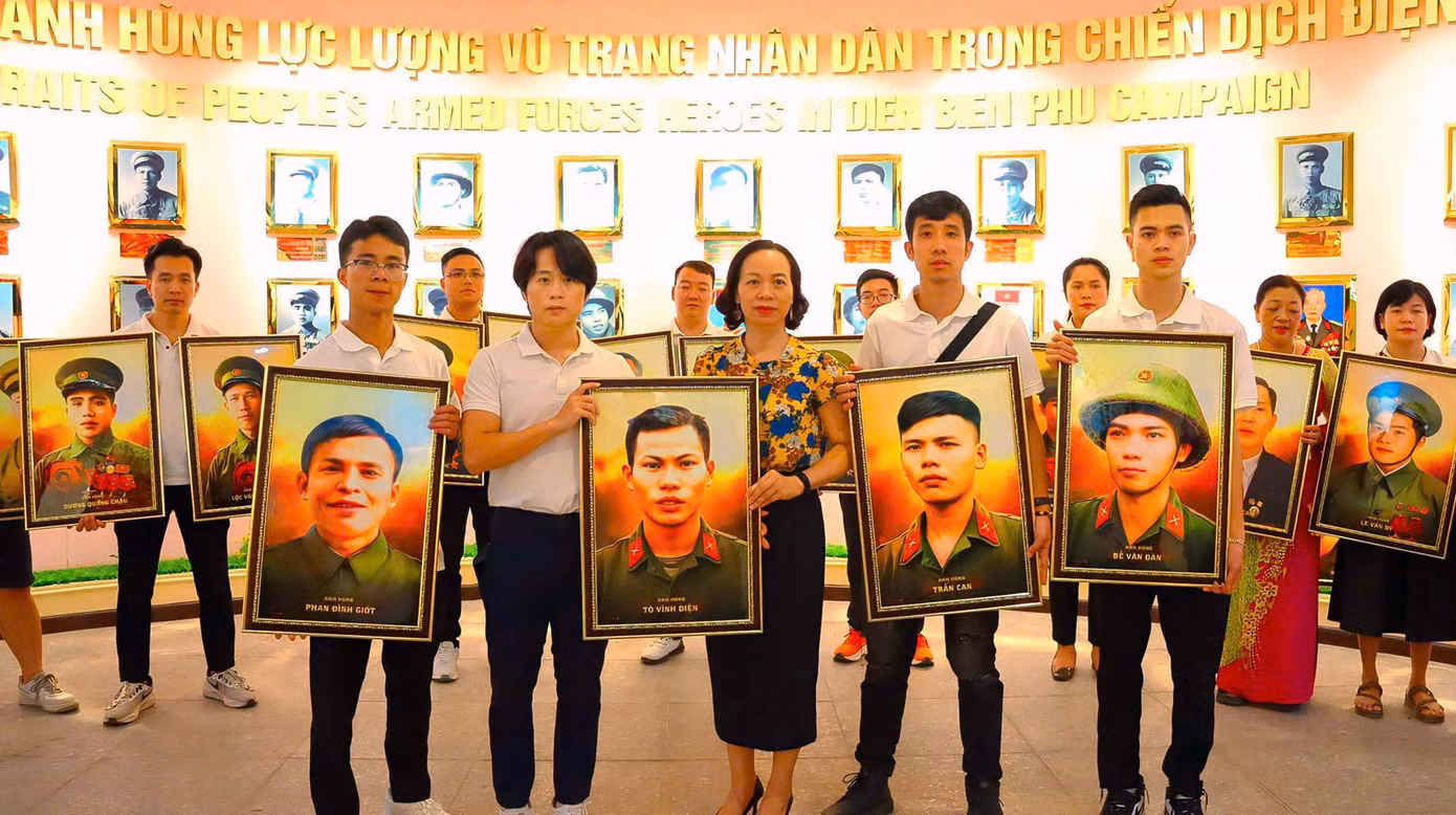 Văn Hoàng cùng đồng đội trao tặng 30 chân dung Anh hùng Lực lượng vũ trang nhân dân tại Bảo tàng Chiến thắng lịch sử Điện Biên Phủ.