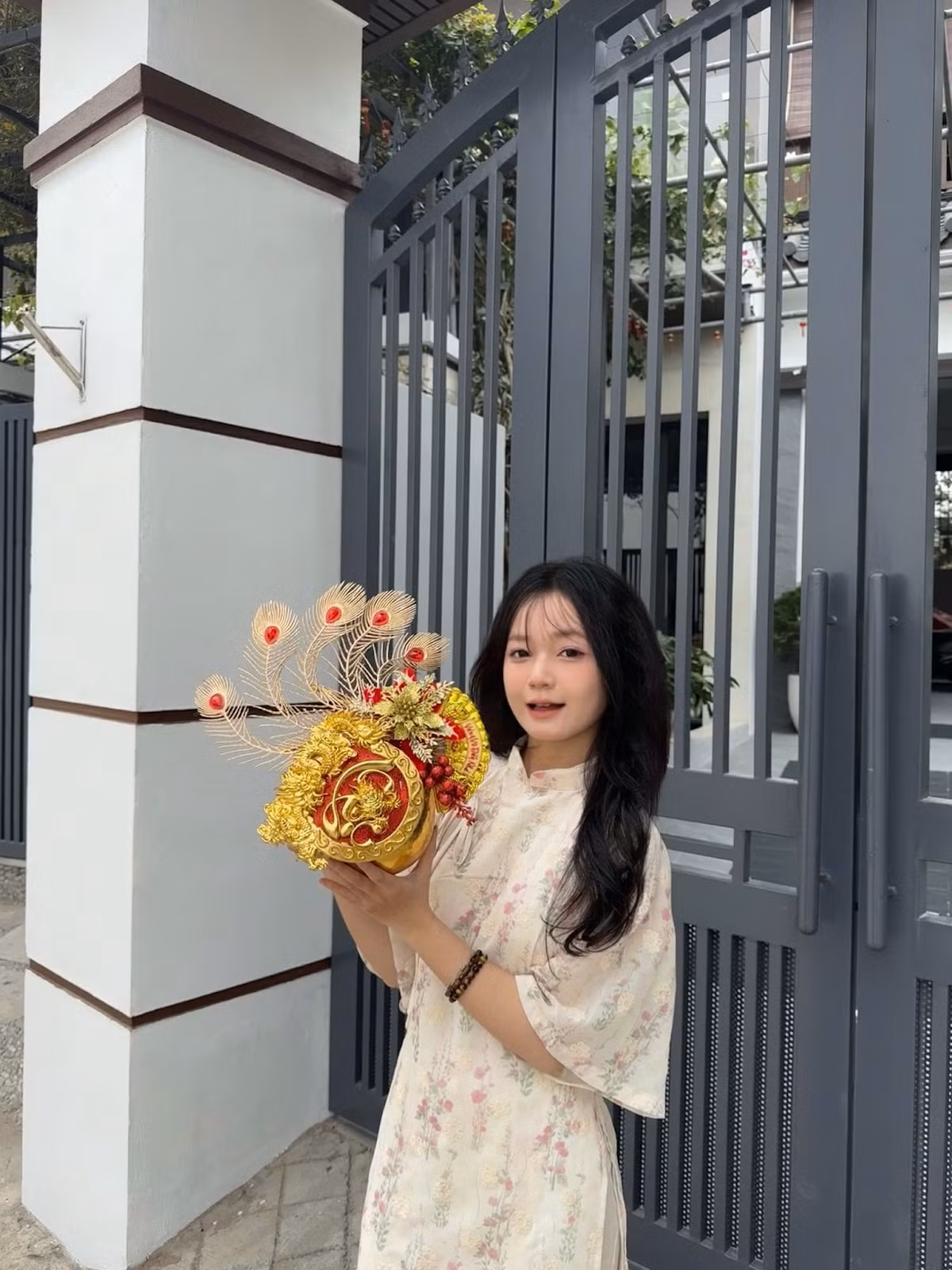 Không chỉ viết câu đối, Linh Giang còn khéo léo trang trí quả dừa lễ để thắp hương tổ tiên.
