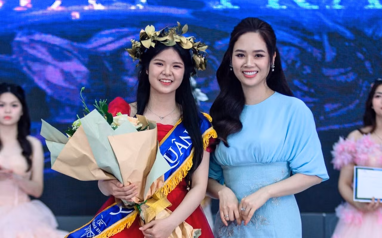 Hoa hậu Việt Nam 2002 Phạm Thị Mai Phương, cựu học sinh trường THPT chuyên Trần Phú, giám khảo cuộc thi The Face TPC, trao giải Quán quân cho Huyền Thương.