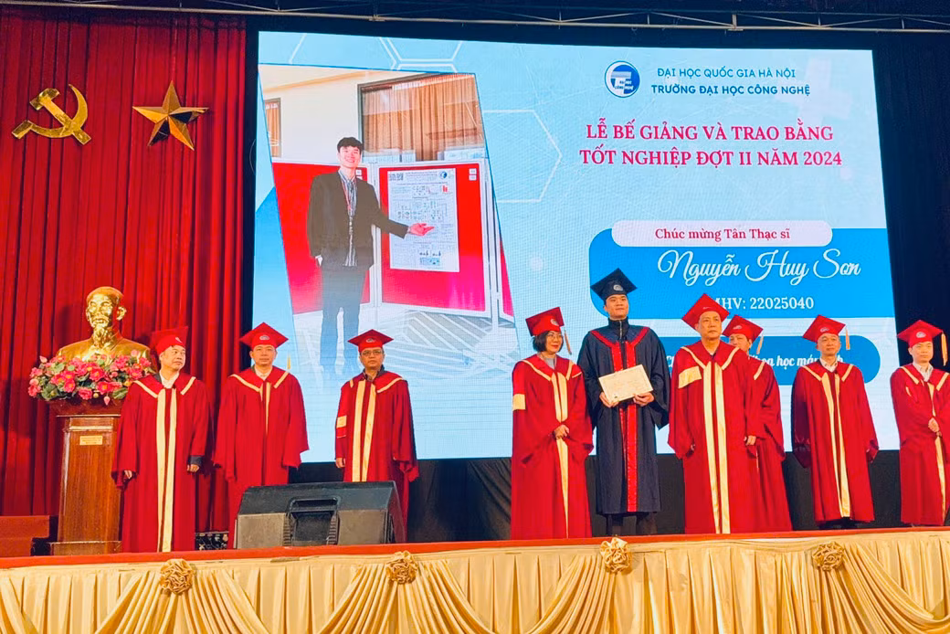 Nguyễn Huy Sơn nhận bằng thạc sĩ tại Lễ bế giảng và trao bằng tốt nghiệp của VNU-UET ngày 17/1/2025.