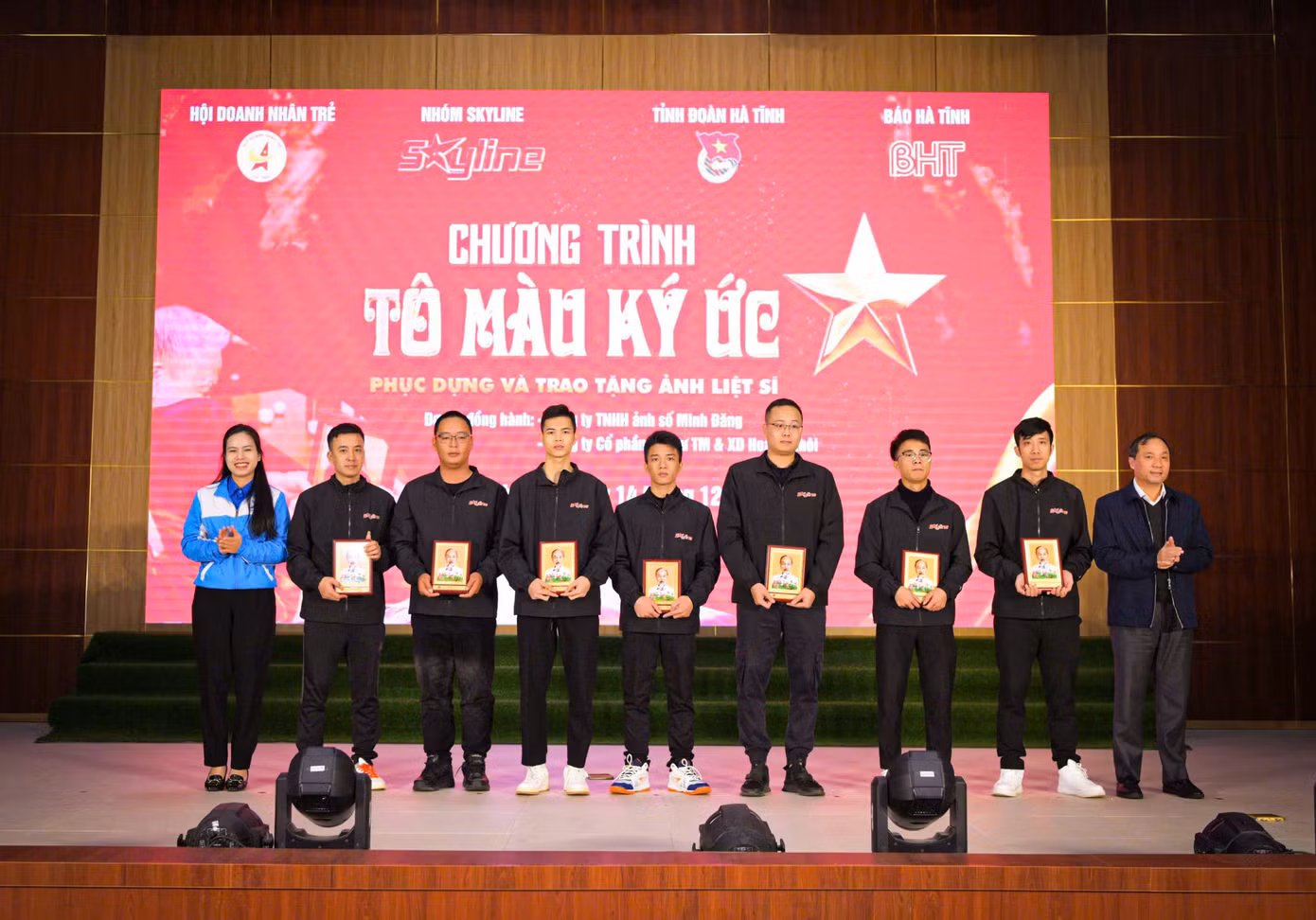 Văn Hoàng cùng các thành viên trong nhóm tại Chương trình Tô màu ký ức phục dựng và trao tặng ảnh liệt sĩ.