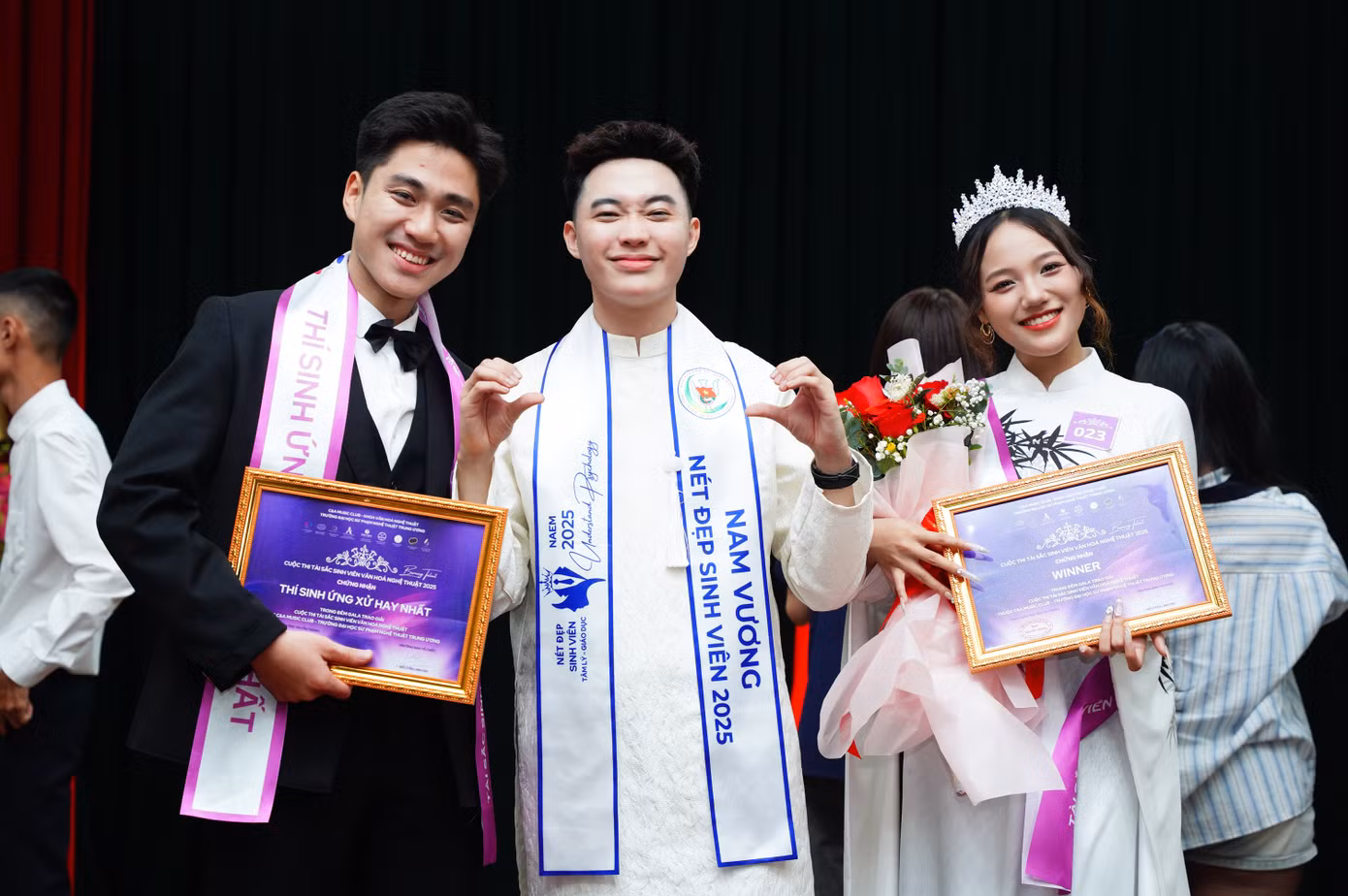 Giây phút nữ sinh Học viện Âm nhạc Quốc gia Việt Nam đăng quang Hoa khôi “Tài sắc Sinh viên Văn hóa Nghệ thuật”.
