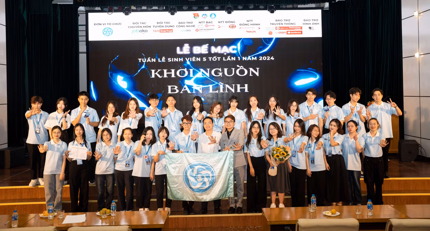 Đỗ Anh Tuấn (đứng ngoài cùng bên trái hàng thứ hai) cùng Ban Phong trào Sinh viên 5 tốt - Đại học Kinh tế Quốc dân và các Câu lạc bộ, Tổ Đội khác trực thuộc Đoàn Thanh niên NEU, Hội Sinh viên NEU tổ chức thành công Tuần lễ Sinh viên 5 tốt năm học 2023-2024.