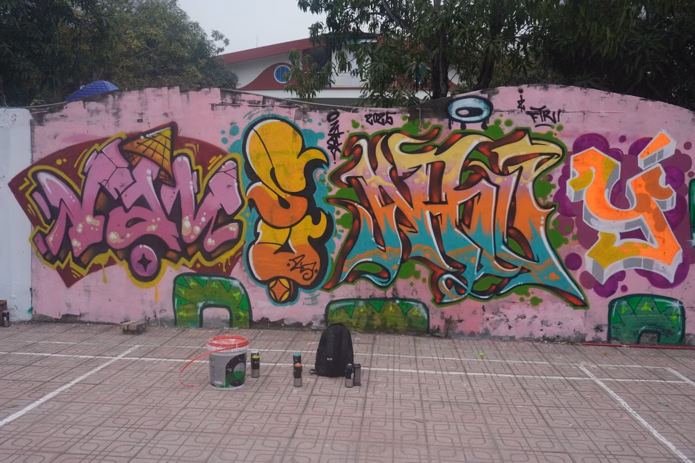 Những bức tranh graffiti đầy màu sắc đã biến bức tường cũ của trường mẫu giáo Lê Quý Đôn thành một tác phẩm nghệ thuật đón Xuân.