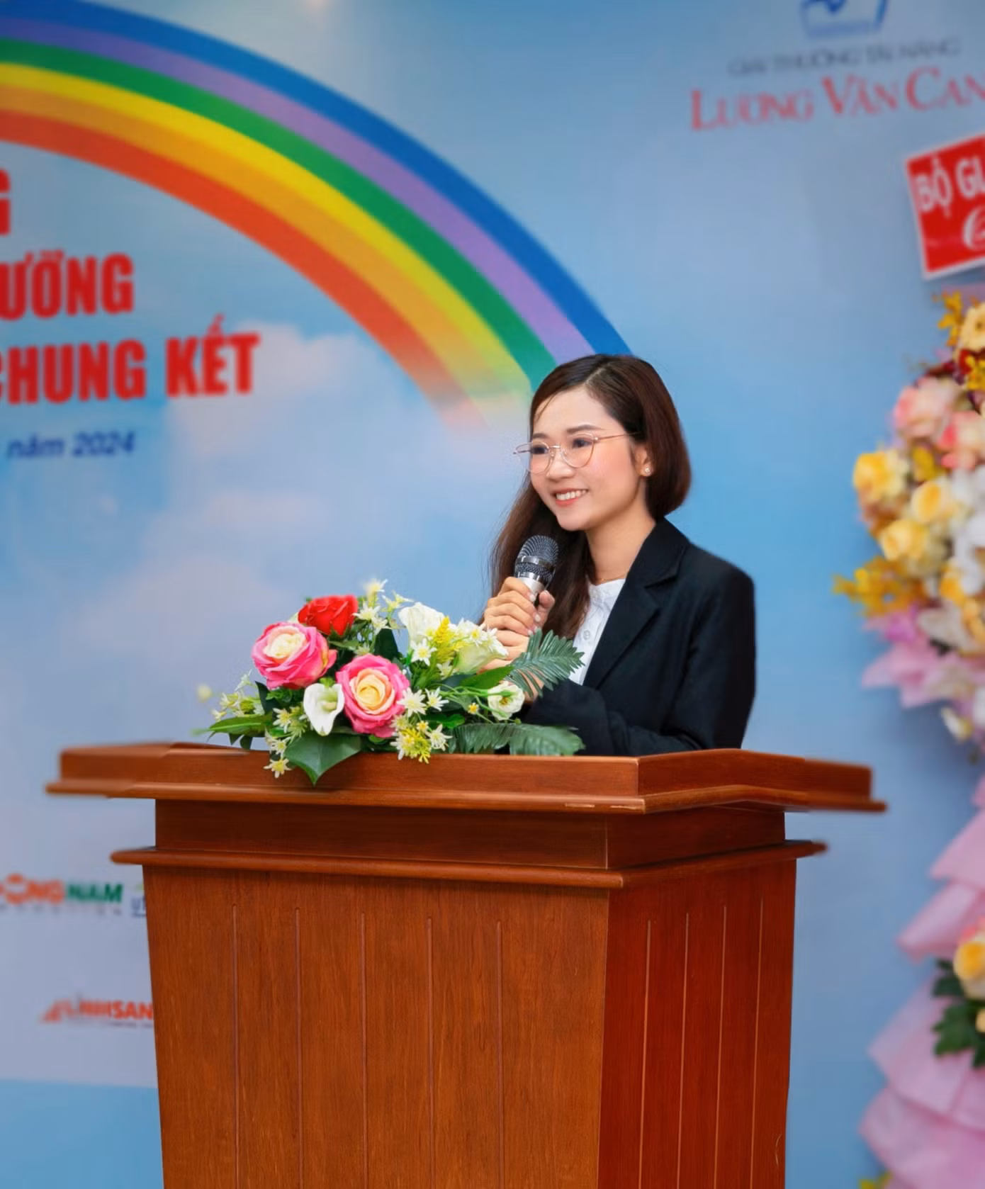Thảo Nguyên đại diện các thí sinh để phát biểu tại Lễ trao học bổng giải thưởng Tài Năng Lương Văn Can, được tổ chức bởi Báo Doanh Nhân Sài Gòn. Thảo Nguyên đại diện các thí sinh để phát biểu tại Lễ trao học bổng giải thưởng Tài Năng Lương Văn Can, được tổ chức bởi Báo Doanh Nhân Sài Gòn.