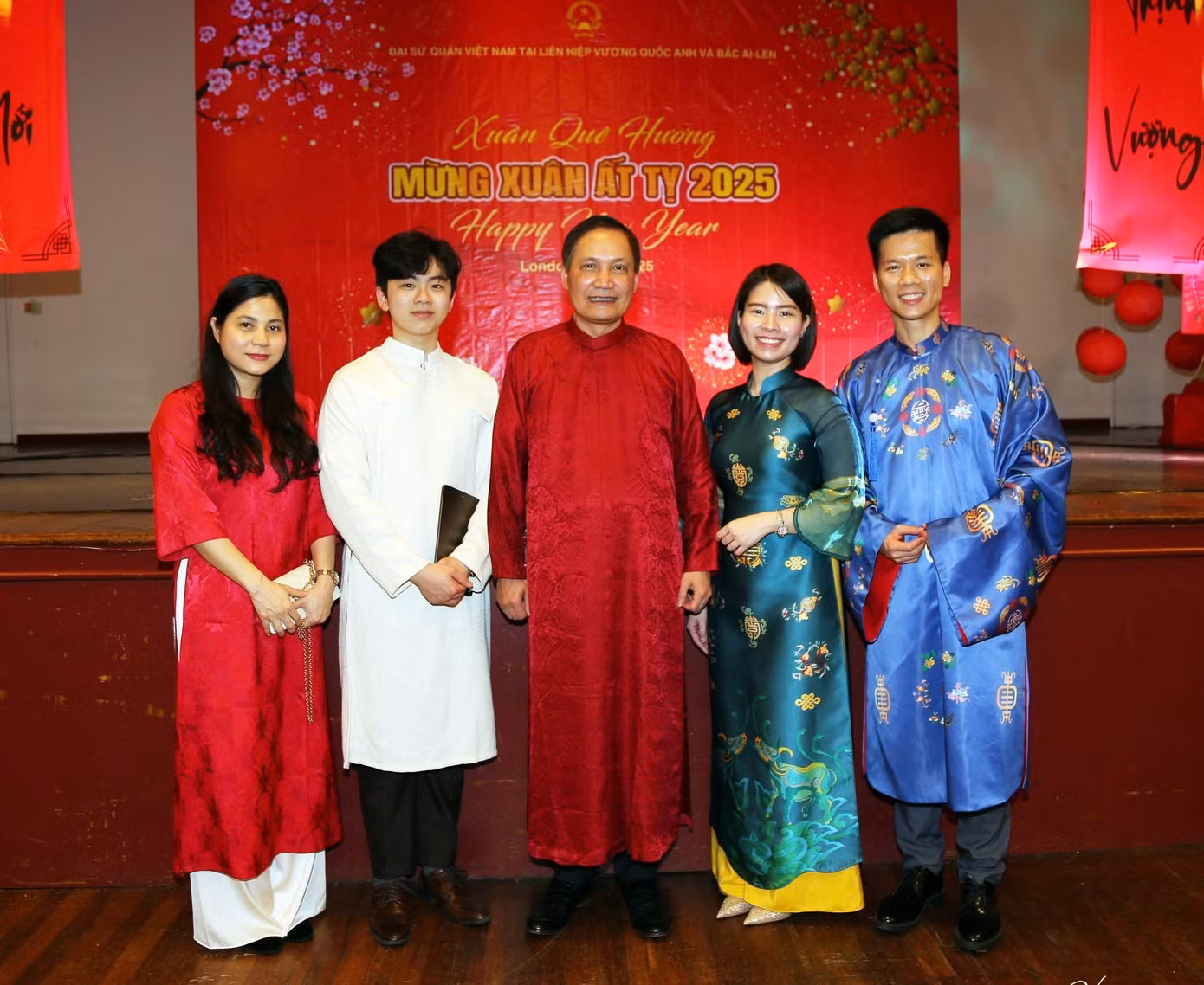 Thành Hưng cùng anh chị đồng hương tại Anh tổ chức đón Tết và chào mừng mùa Xuân mới.