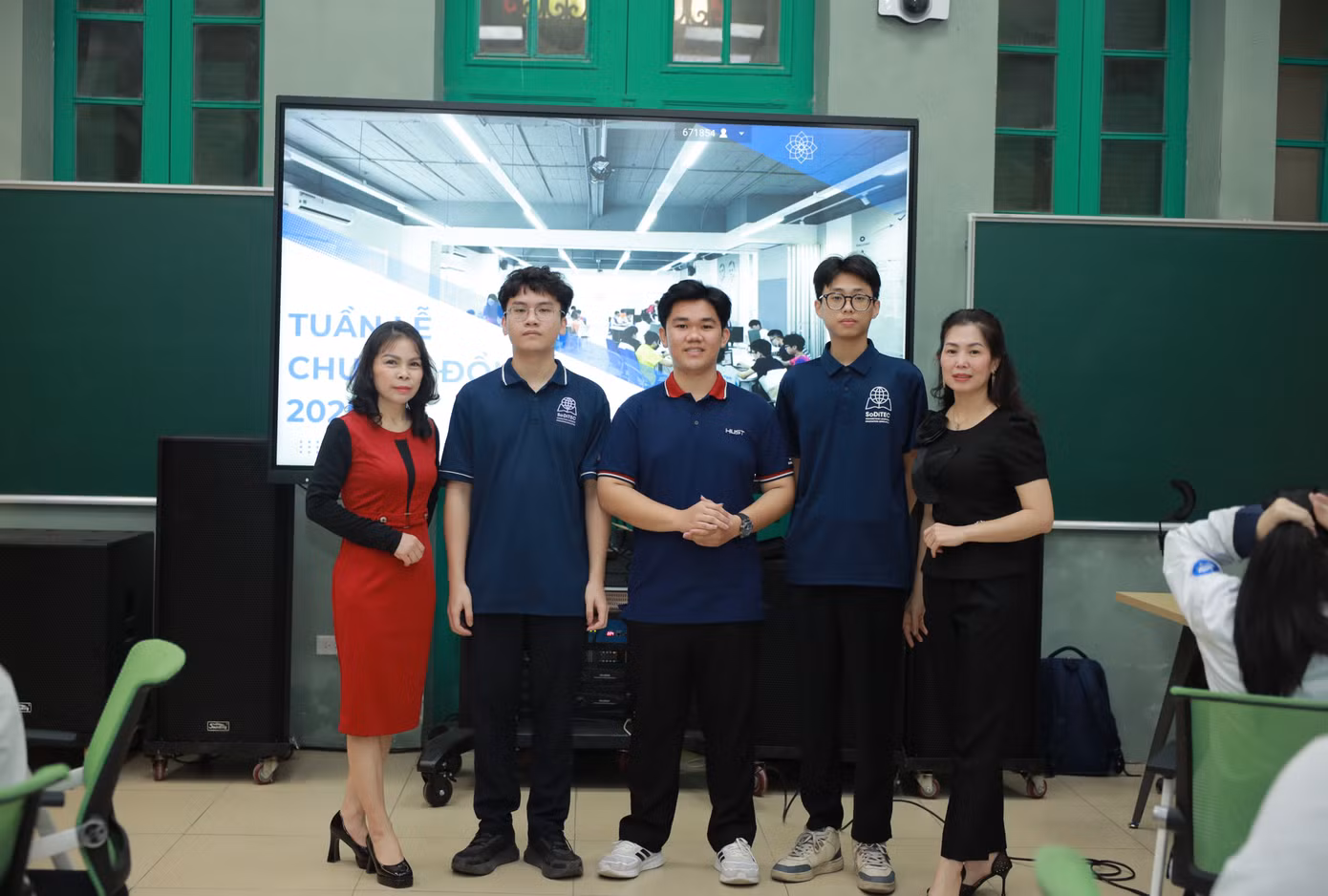 Anh Tú trong “Tuần lễ chuyển đổi số quận Hoàn Kiếm 2024” (ở giữa).