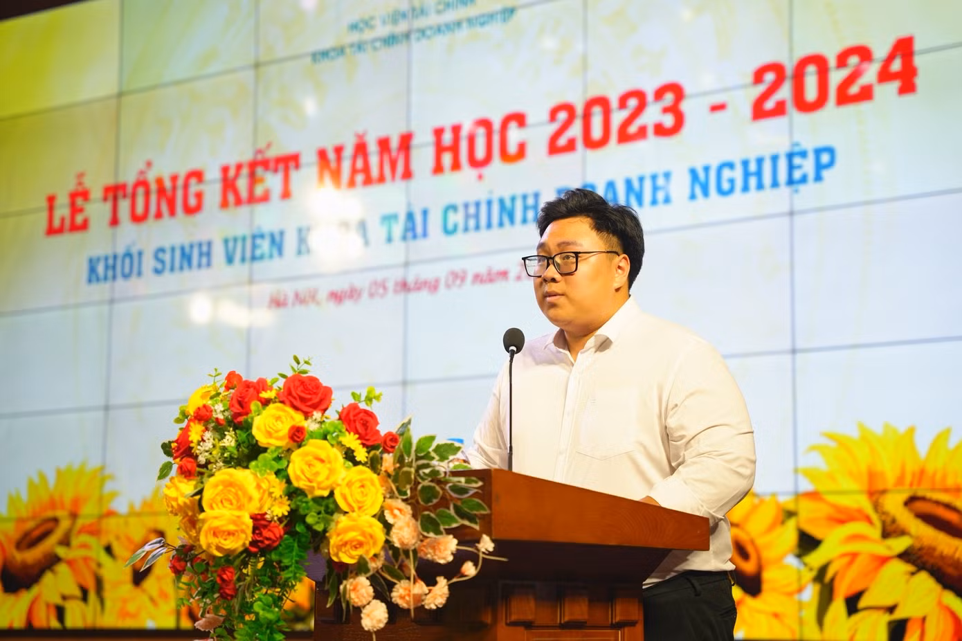 Hoàng Anh đại diện sinh viên Khoa Tài chính doanh nghiệp phát động thi đua Học tập.