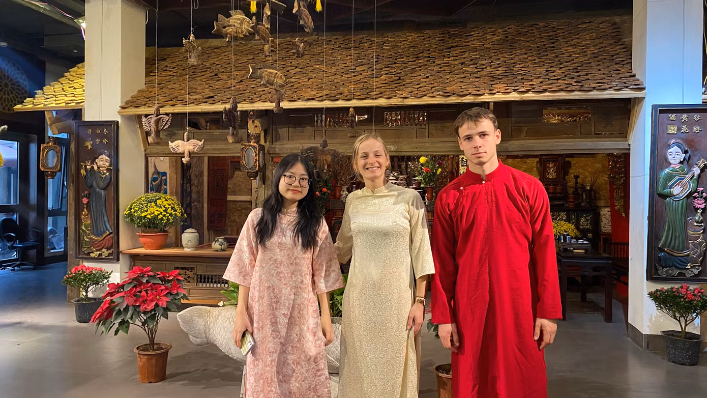 Clara và Mika tham quan khu triển lãm văn hóa Phố cổ Hà Nội.