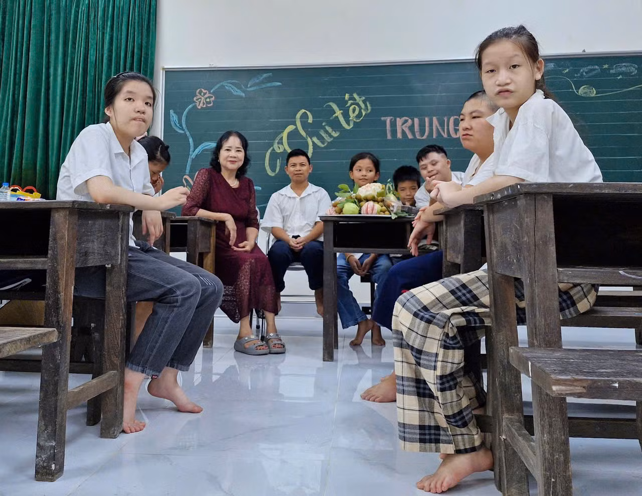 Không khí trung thu được chính tay cô trò chuẩn bị trong lớp học đặc biệt. (Ảnh: NVCC)