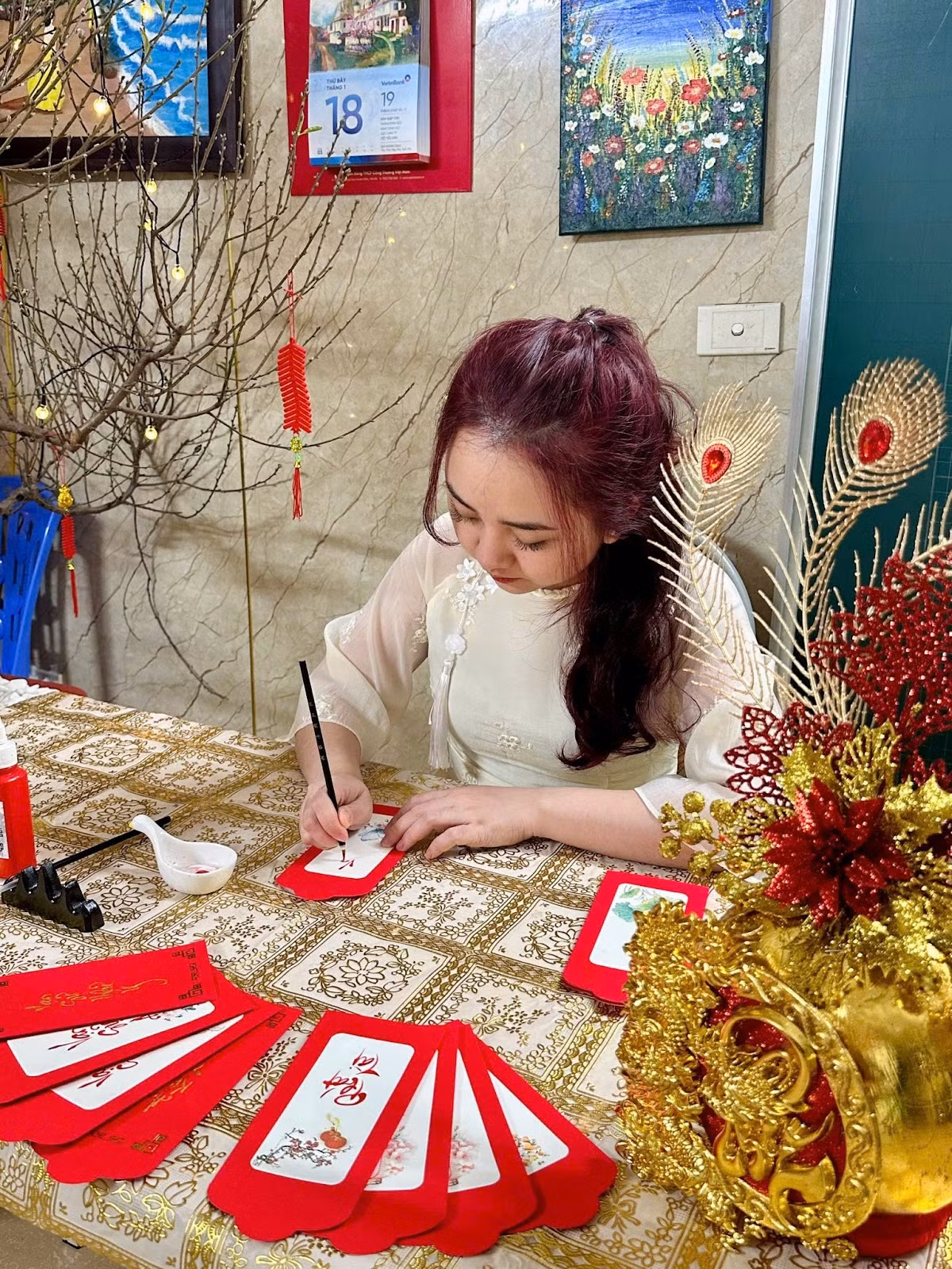 Hình ảnh Linh Giang cẩn thận nắn nót từng nét chữ thể hiện sự kết nối với truyền thống và tinh thần đoàn viên ngày Tết.
