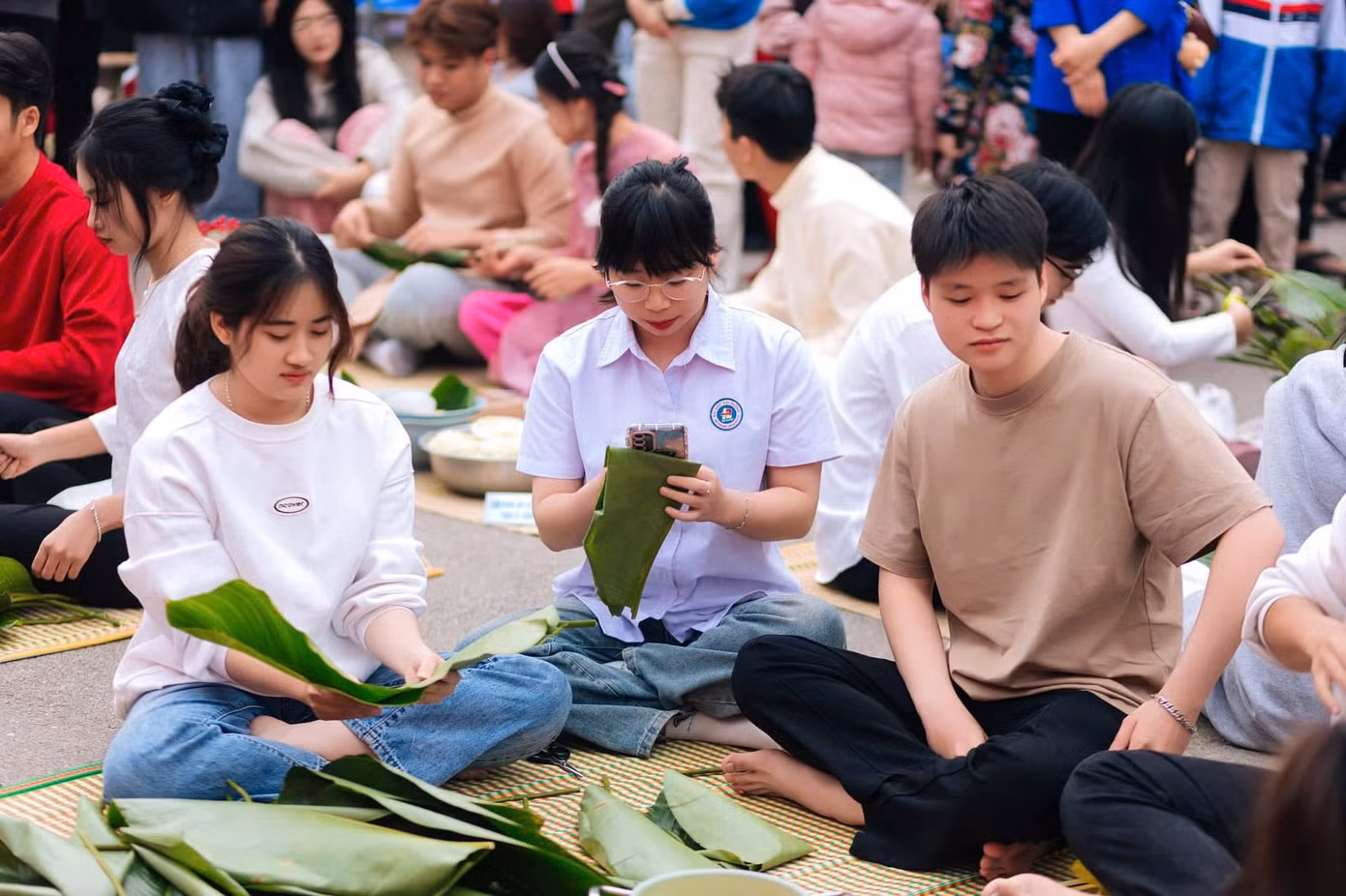 Sinh viên Trường Đại học Hải Phòng tham gia “Ngày hội Gói bánh chưng và Giao lưu sinh viên quốc tế nhân dịp Tết Nguyên Đán Ất Tỵ 2025”. (Nguồn: Trường Đại học Hải Phòng)