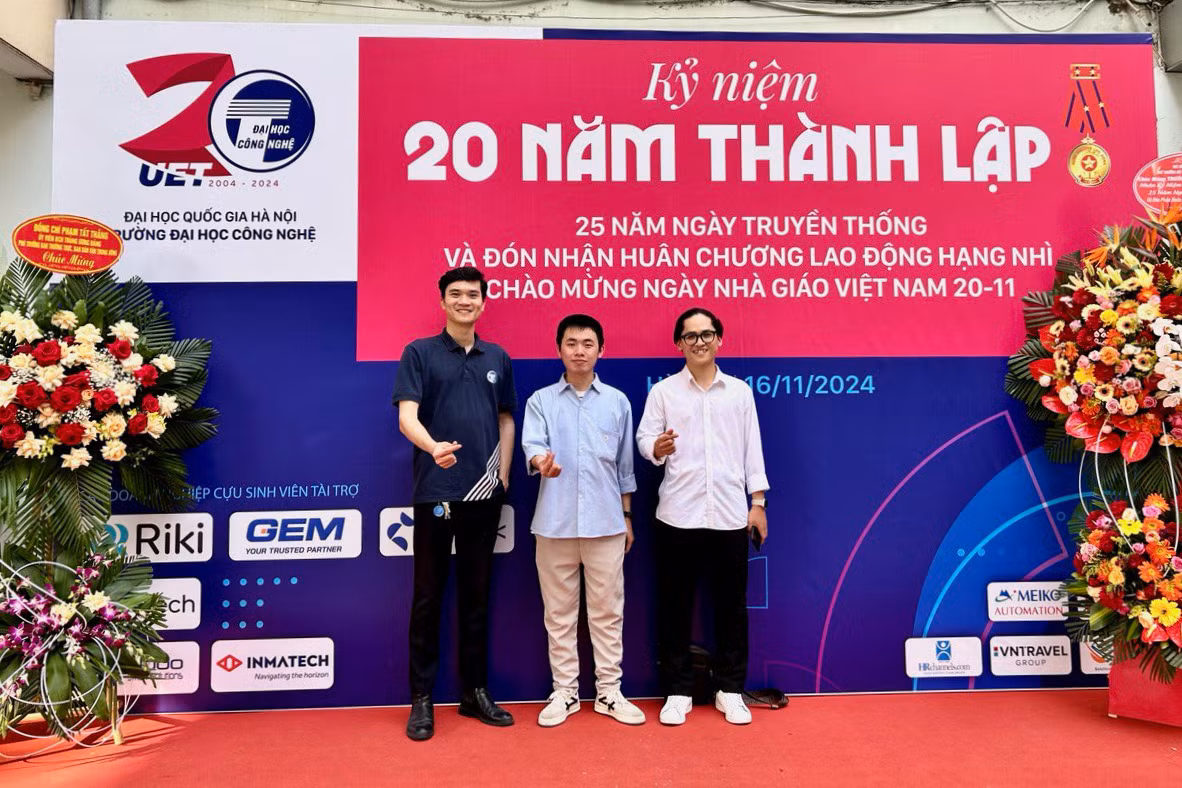 Huy Sơn cùng các đồng nghiệp trẻ tại Lễ kỷ niệm thành lập VNU-UET vào tháng 11/2024.