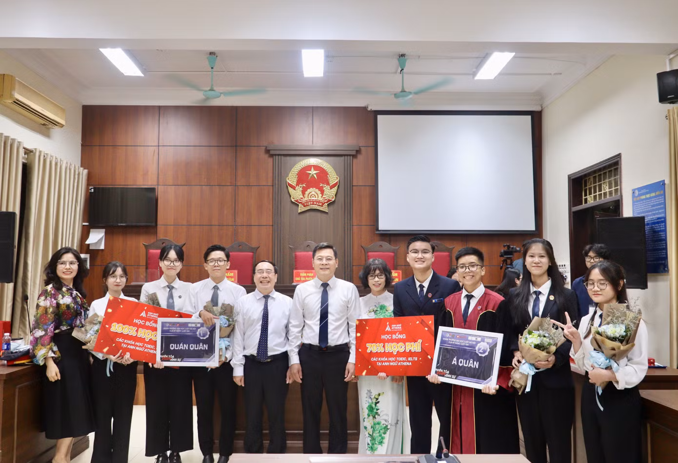 Việt Hoàng cùng đồng đội đạt giải Á Quân Cuộc thi Phiên tòa Hình sự 2024.