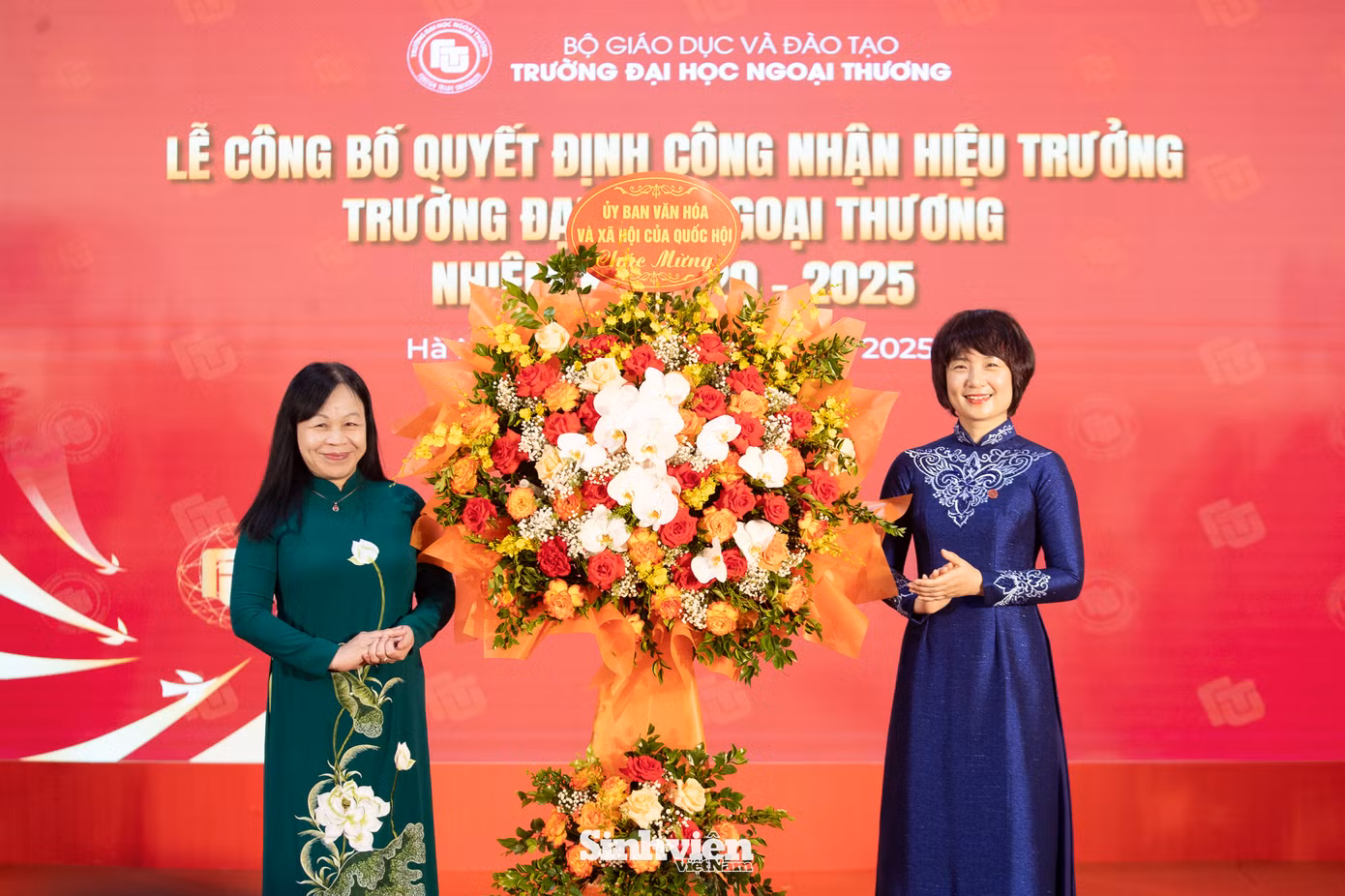 Các lãnh đạo cấp trên và tập thể lãnh đạo Nhà trường tặng hoa chúc mừng tân hiệu trưởng.