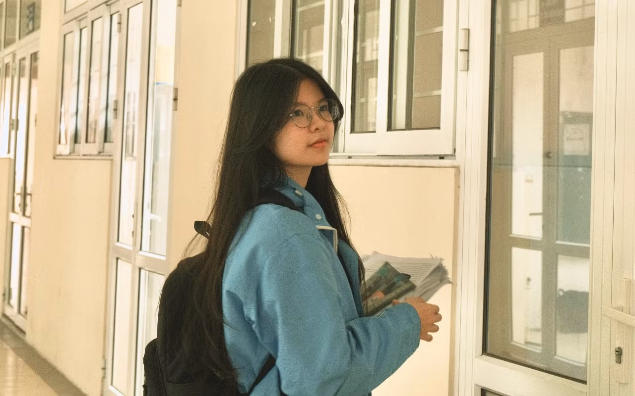 Huyền Thương với áo đồng phục màu thiên thanh đặc trưng của học sinh Chuyên Trần Phú.