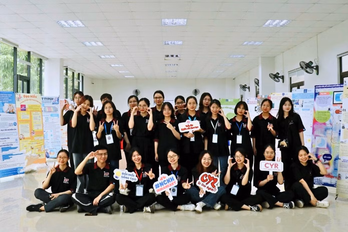 Trang Nhung bên Câu lạc bộ Sinh viên Nghiên cứu khoa học ULIS (CYR).
