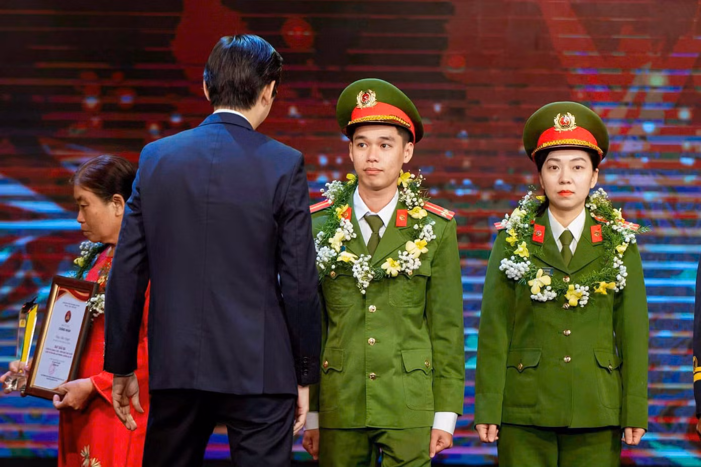 Theo anh Linh, hãy bước đi trên con đường học vấn bằng tất cả nỗ lực của mình, tương lai luôn rộng mở với những ai không ngừng cố gắng.