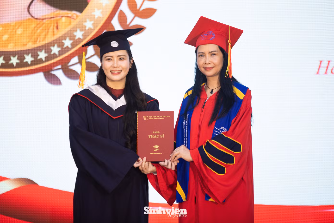 Phó Chủ tịch Hội LHPN Việt Nam Trần Lan Phương và PGS. TS Trần Quang Tiến - Giám đốc Học viện trao bằng tốt nghiệp cho các tân thạc sĩ, cử nhân.