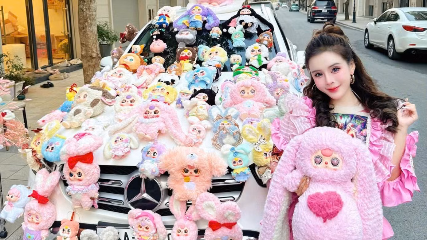 Suốt gần một năm đắm chìm trong trào lưu xé túi mù và săn lùng Baby Three, chị Diễm Quyên (TP. HCM) đã chi hàng trăm triệu đồng để sưu tầm hơn 100 búp bê Baby Three, trong đó có nhiều phiên bản đặc biệt trị giá 2-3 triệu đồng/con, thậm chí có những mẫu lớn lên đến 7-8 triệu đồng. Chị Quyên chia sẻ rằng việc sưu tầm Baby Three không chỉ là sở thích mà còn là một hình thức đầu tư cho sức khỏe tinh thần.