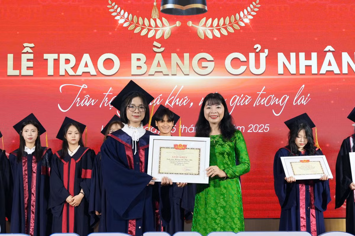Thảo Nhi nhận bằng khen dành cho sinh viên tốt nghiệp xuất sắc từ PGS.TS Đặng Thị Thu Hương - Phó Hiệu trưởng VNU-USSH.