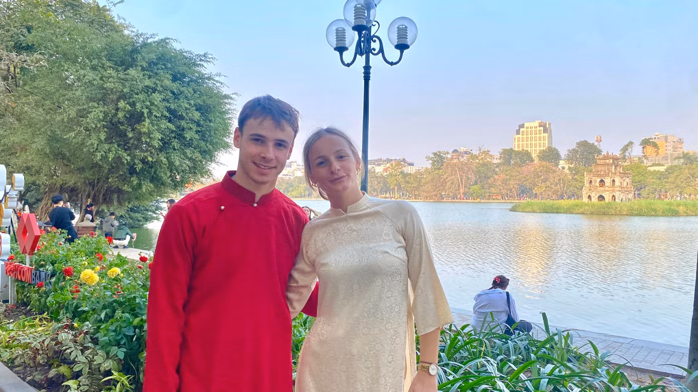 Clara và Mika tham quan di tích lịch sử Hồ Hoàn Kiếm.