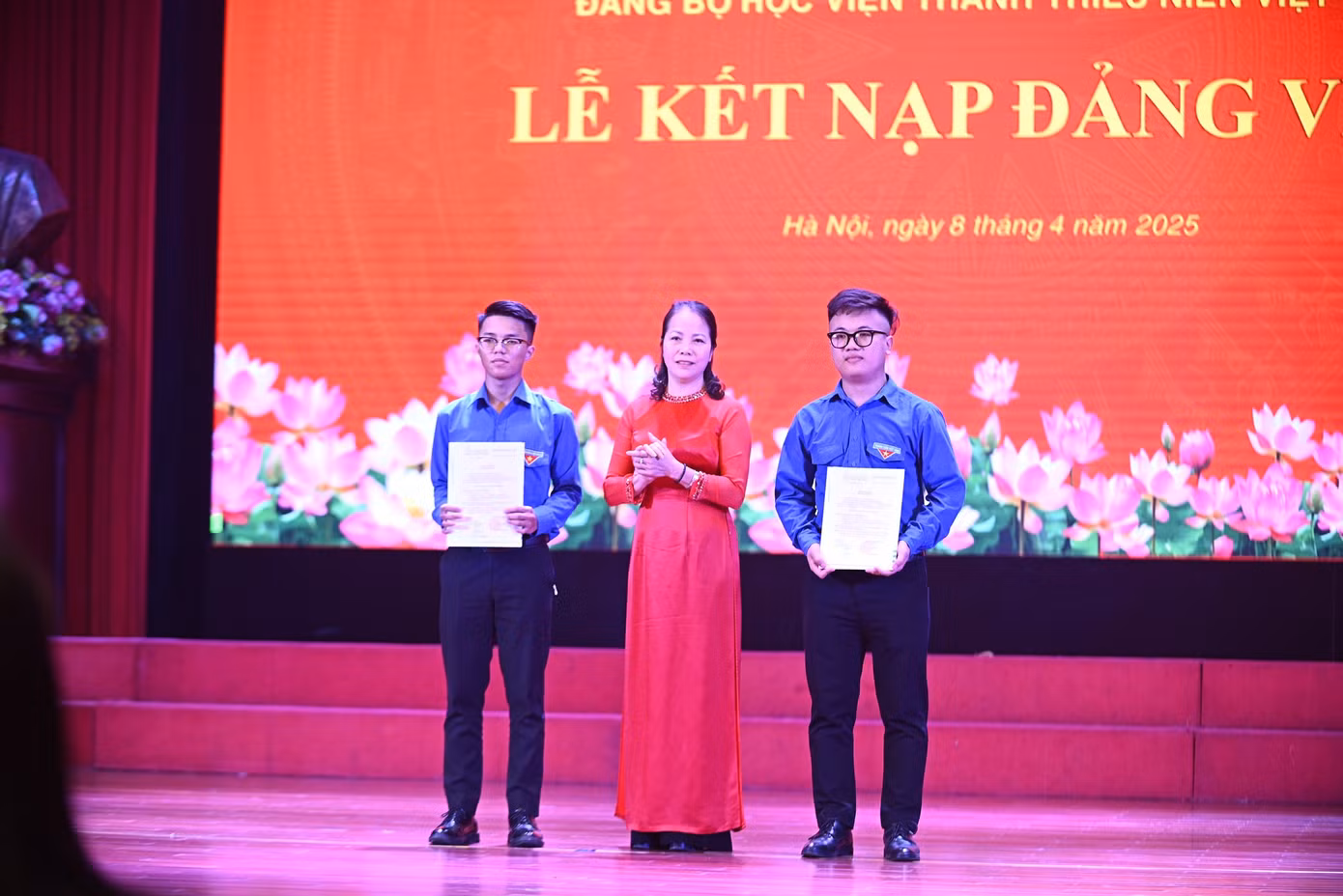 TS Trần Thị Tuyết Nhung - Phó GĐ Học viện trong lễ Kết nạp Đảng viên.