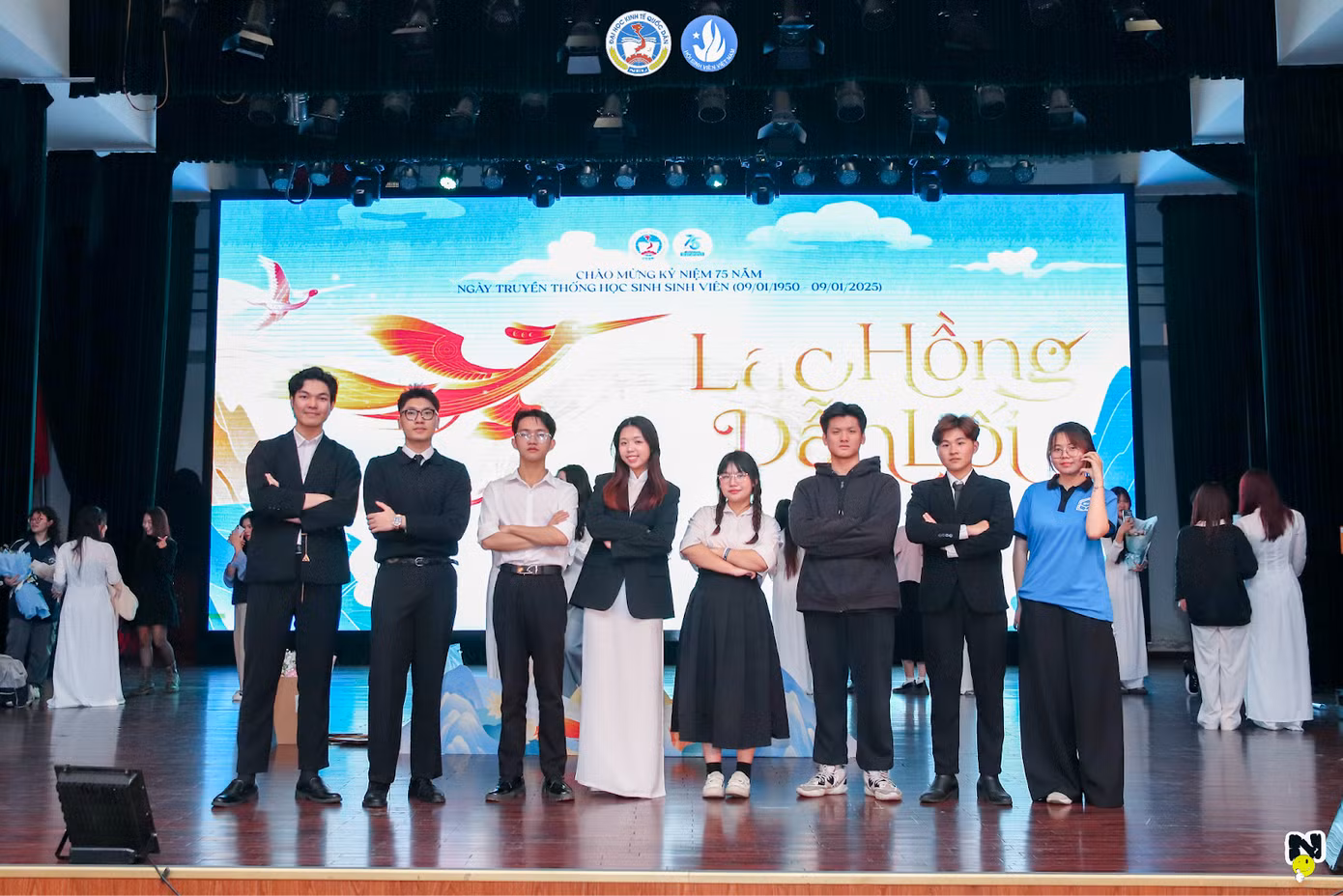 Đỗ Anh Tuấn (đứng thứ hai từ phía bên phải) cùng Ban Thư ký, Ban Chấp hành Hội Sinh viên NEU và các đơn vị trực thuộc tổ chức thành công Lễ kỷ niệm 75 năm Ngày Truyền thống Học sinh Sinh viên 9/1: Lạc Hồng Dẫn Lối.